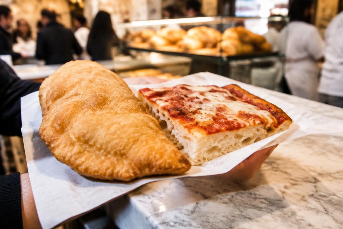 Panzerotto e pizza al trancio (immagine illustrativa)